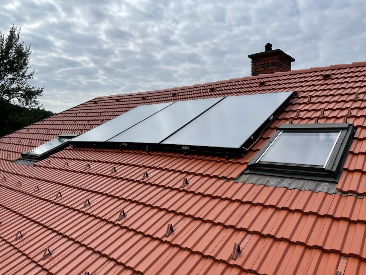 Hausdach mit Solartechnik